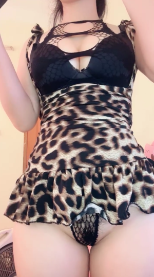 Idol tiktok Mẫn Nghi hào hứng khoe bộ đồ da báo mới mua trên sóng LIVE – Mẫn Nghi mmlive