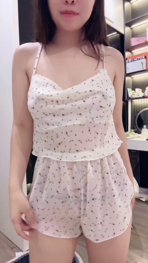 Siêu mẫu Hường Hêu và màn catwalk cực dẻo trong phòng ngủ – HuongHeu09 lộ clip