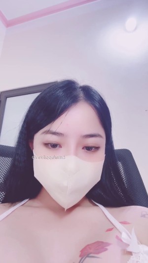 Hoàng Kim Lý xăm bông hồng trên ngực ngồi gảy hột le – HoangKimLy Hot51