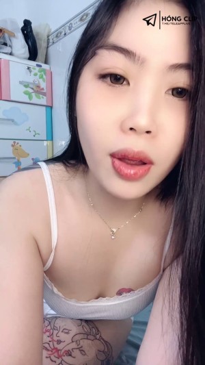 Phương Baby vạch silip khoe lồn không một cọng lông – stripchat