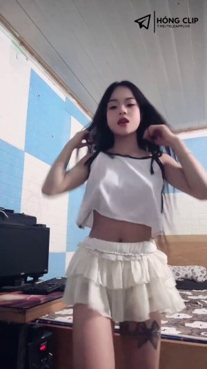 Hạnh Su live nhưng spotlight lại là nhỏ đằng sau em nó – Hạnh Su