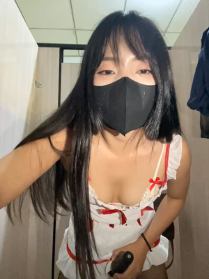 Idol asia Lynn cosplay cô hầu gái dâm đãng nghịch toy trong WC – stfipchat