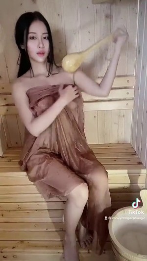 Full clip em gái đi tắm hơi, mặc áo lụa trong suốt nhìn cực nứng – clip phốt