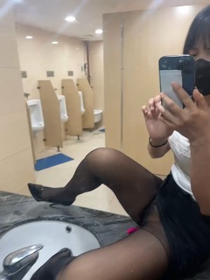 Vào WC nam trèo hẳn lên lavabo để thủ dâm thì cũng chịu rồi đấy – schripchat